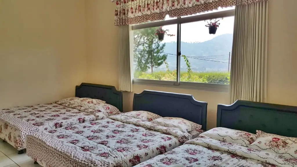 Лембанг: Vila Bunga Merah Gelatik