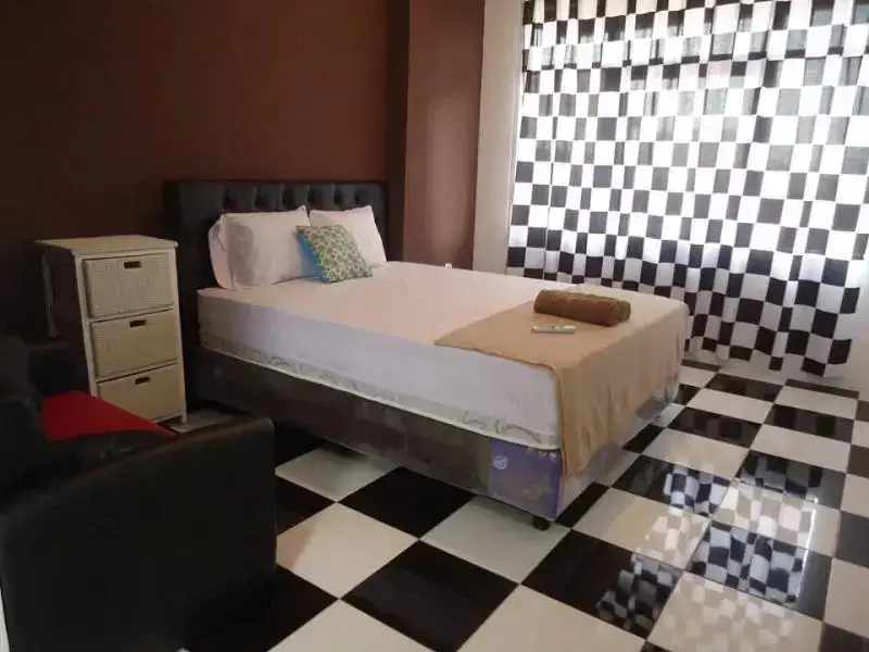 Паромпонг: Amoory Venice