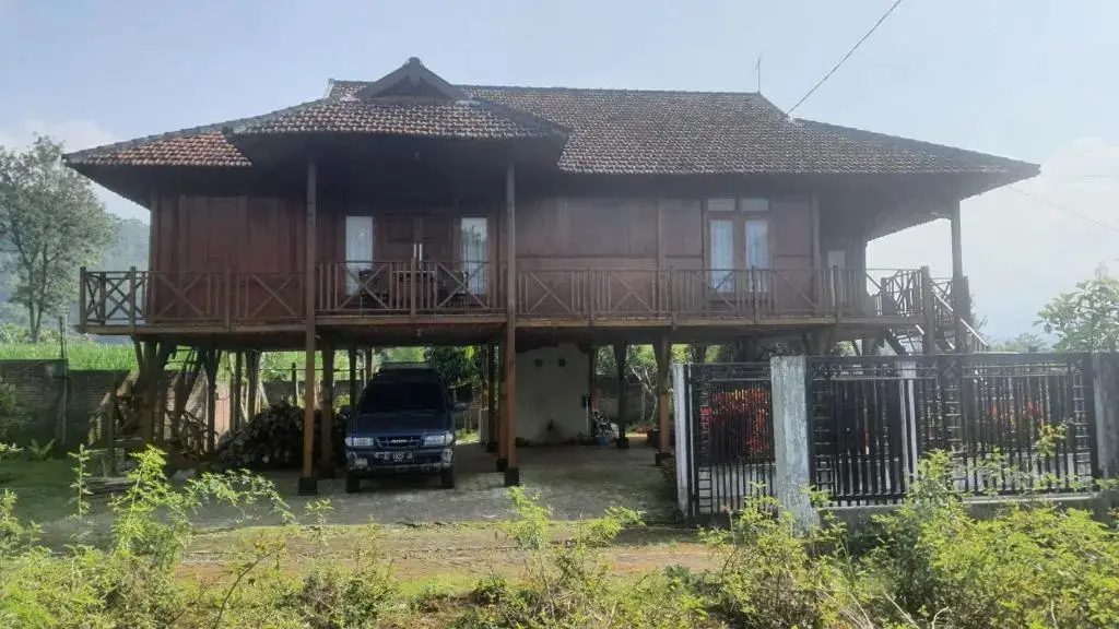 Бату: Rumah Kayu Sumberrejo