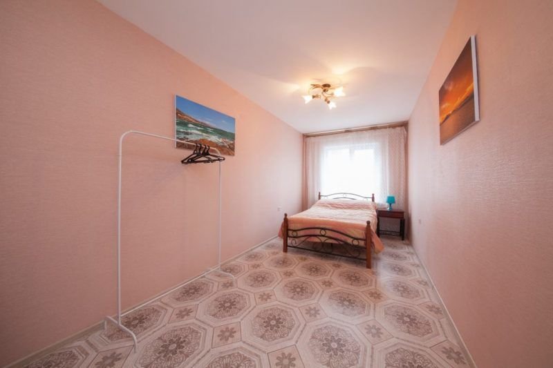 Красноярск: Apartments Kvartirov on str. Zheleznodorozhnikov, 8