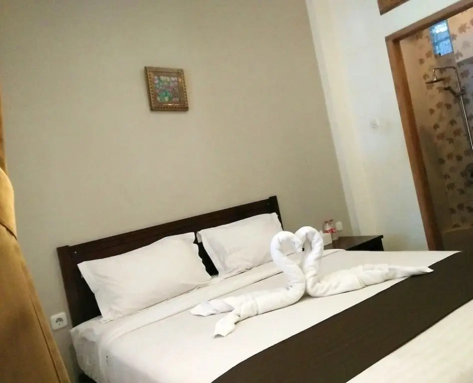 Маланг: Helena Guest House