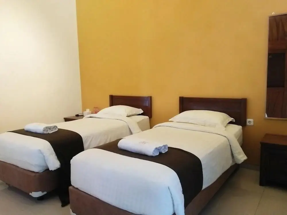 Маланг: Helena Guest House