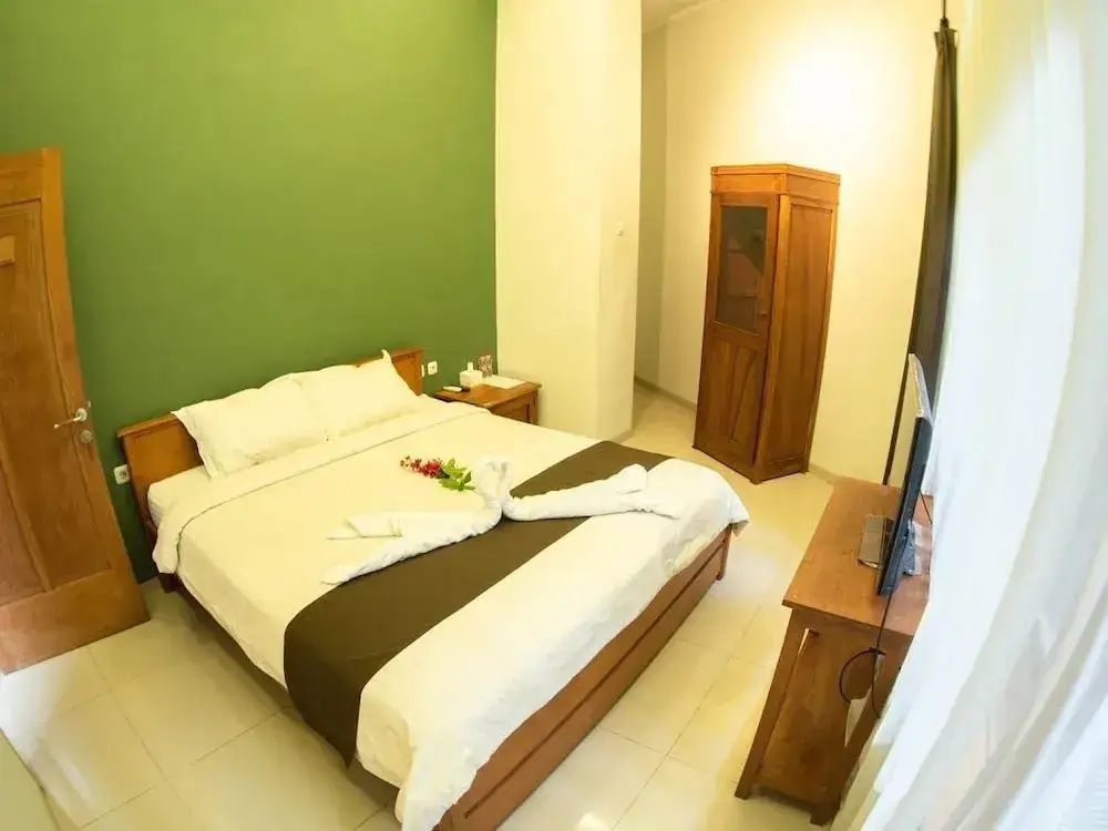 Маланг: Helena Guest House