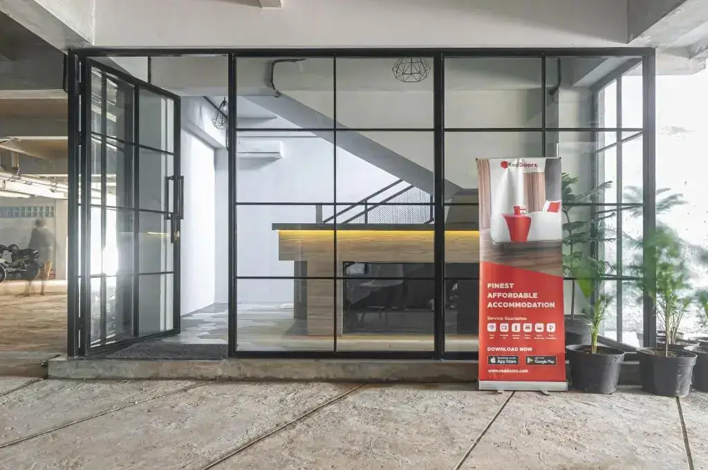 RedDoorz Plus near Gandaria City Mall 2 — фото 1