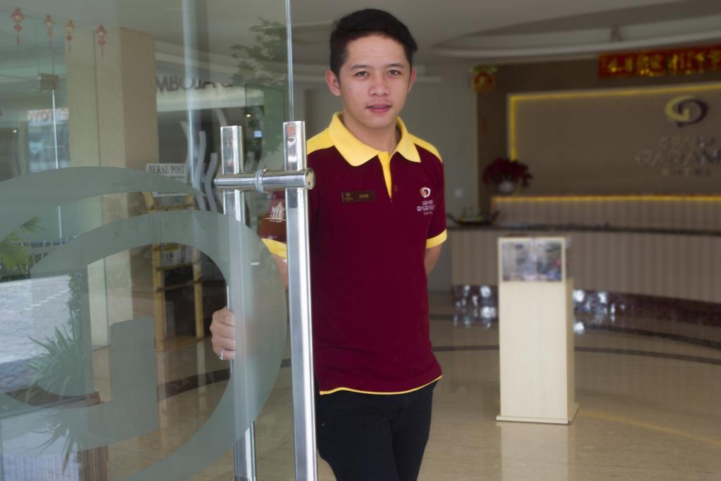 Танджунг Редеб: Grand Parama Hotel