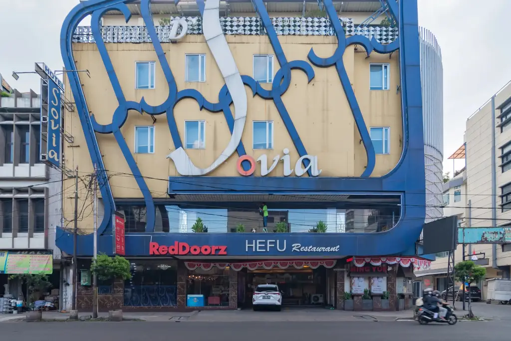 RedDoorz near Pasar Baru Bandung — фото 1