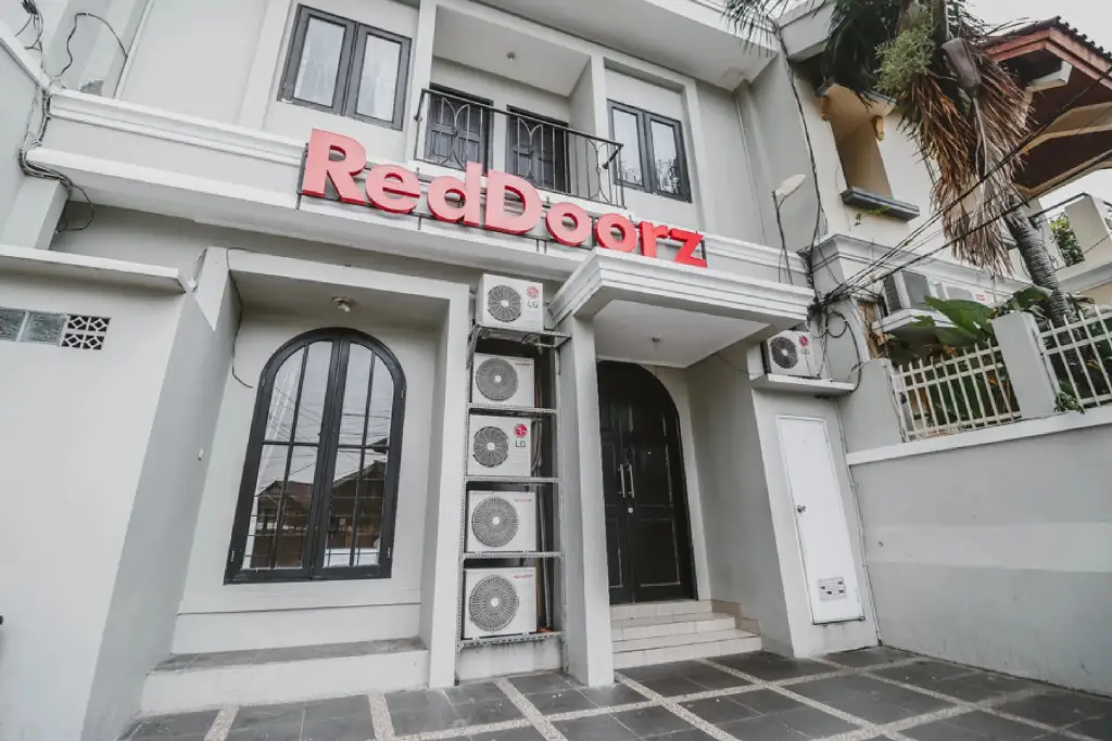 Джакарта: RedDoorz Plus @ Radio Dalam 2