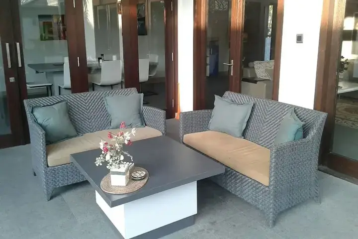 Матарам: Rumah Putih Abu Abu