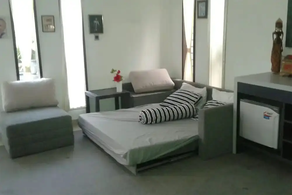 Матарам: Rumah Putih Abu Abu