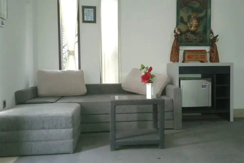 Матарам: Rumah Putih Abu Abu