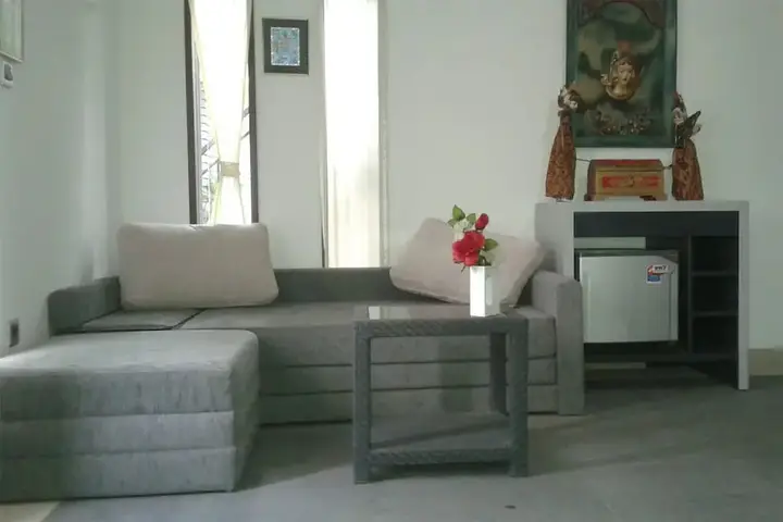 Матарам: Rumah Putih Abu Abu
