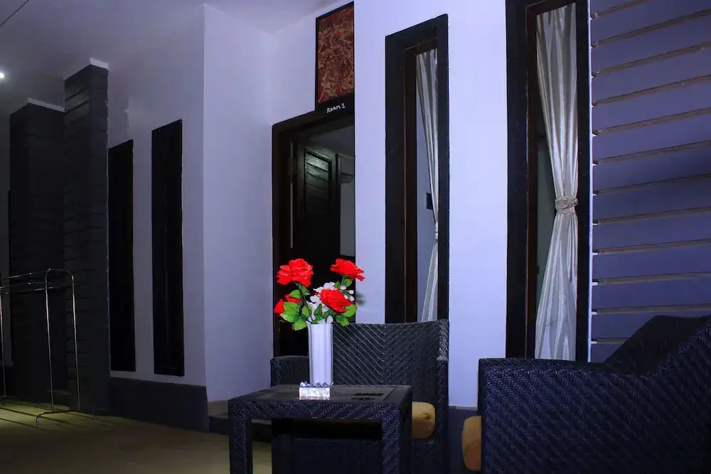 Матарам: Rumah Putih Abu Abu