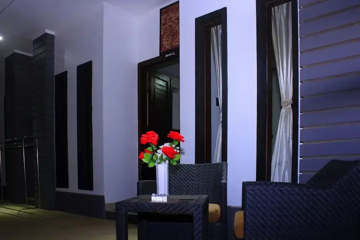 Матарам: Rumah Putih Abu Abu