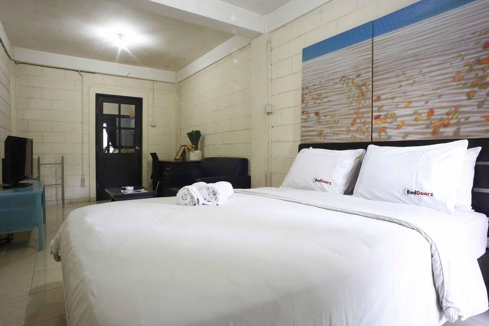 Южный Тангеранг: RedDoorz Near Teras Kota