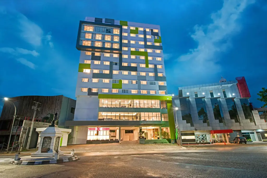 Whiz Prime Hotel Hasanuddin Makassar — фото 1