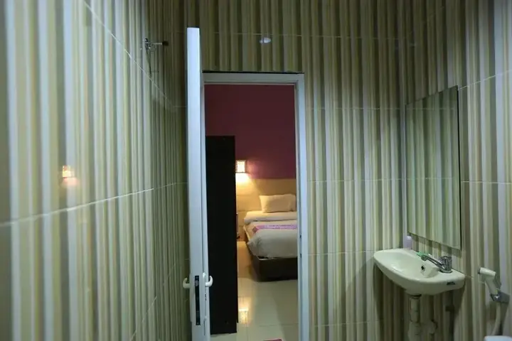 Галле: RedDoorz @ Glogor Carik