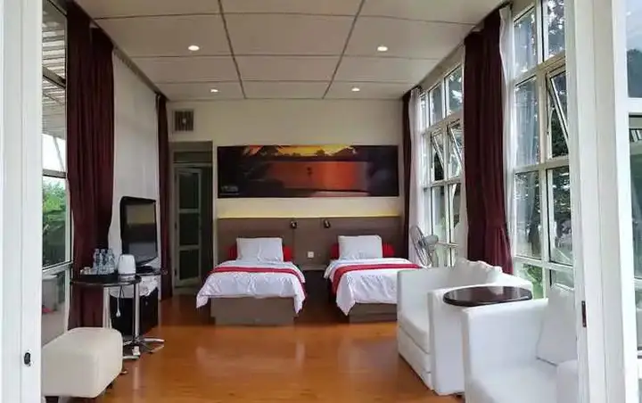Лембанг: Bukit Cikahuripan Resort