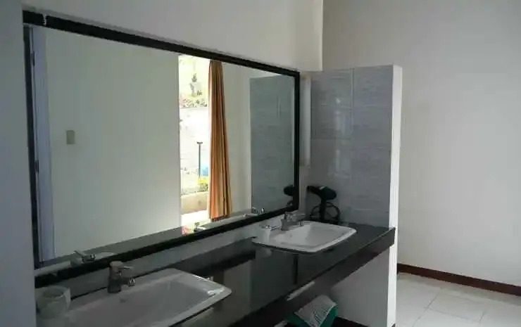 Озеро Тоба: Tiara Bunga Hotel & Villa