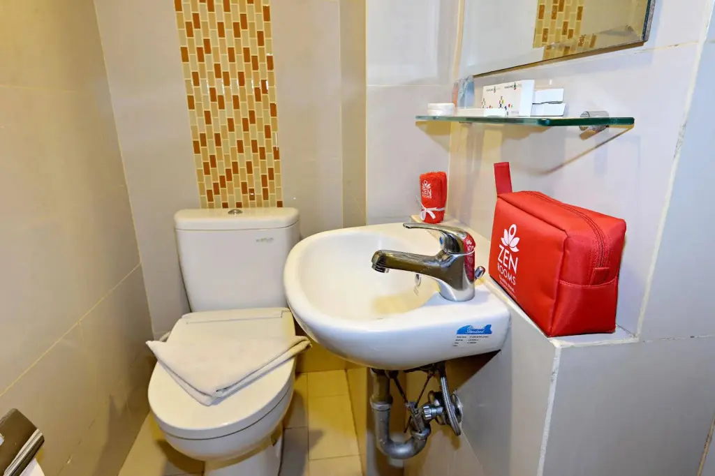 Куруг: ZEN Rooms Tangerang Binong