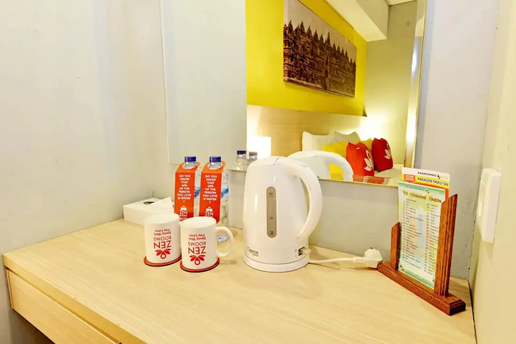 Куруг: ZEN Rooms Tangerang Binong