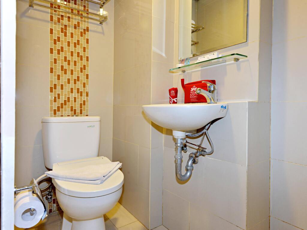 Куруг: ZEN Rooms Tangerang Binong