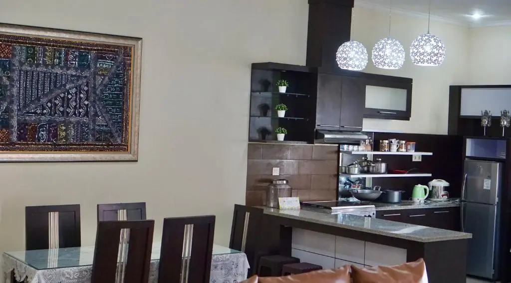 Бату: Sudji's House