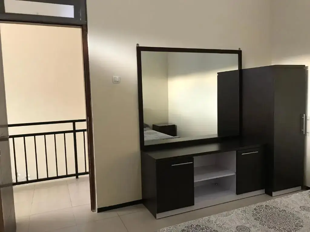 Бату: Sudji's House