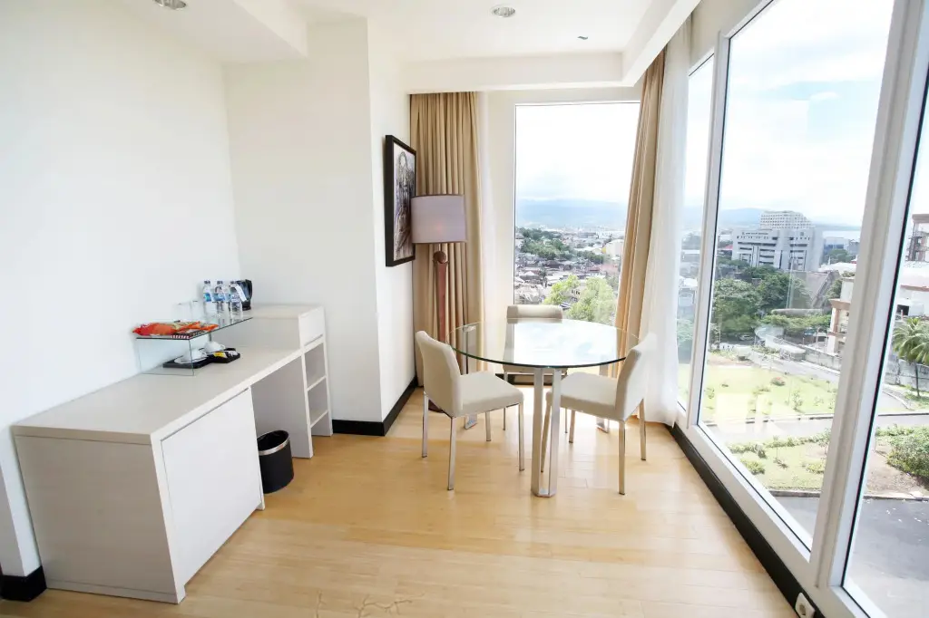 Манадо: Sintesa Peninsula Hotel Manado