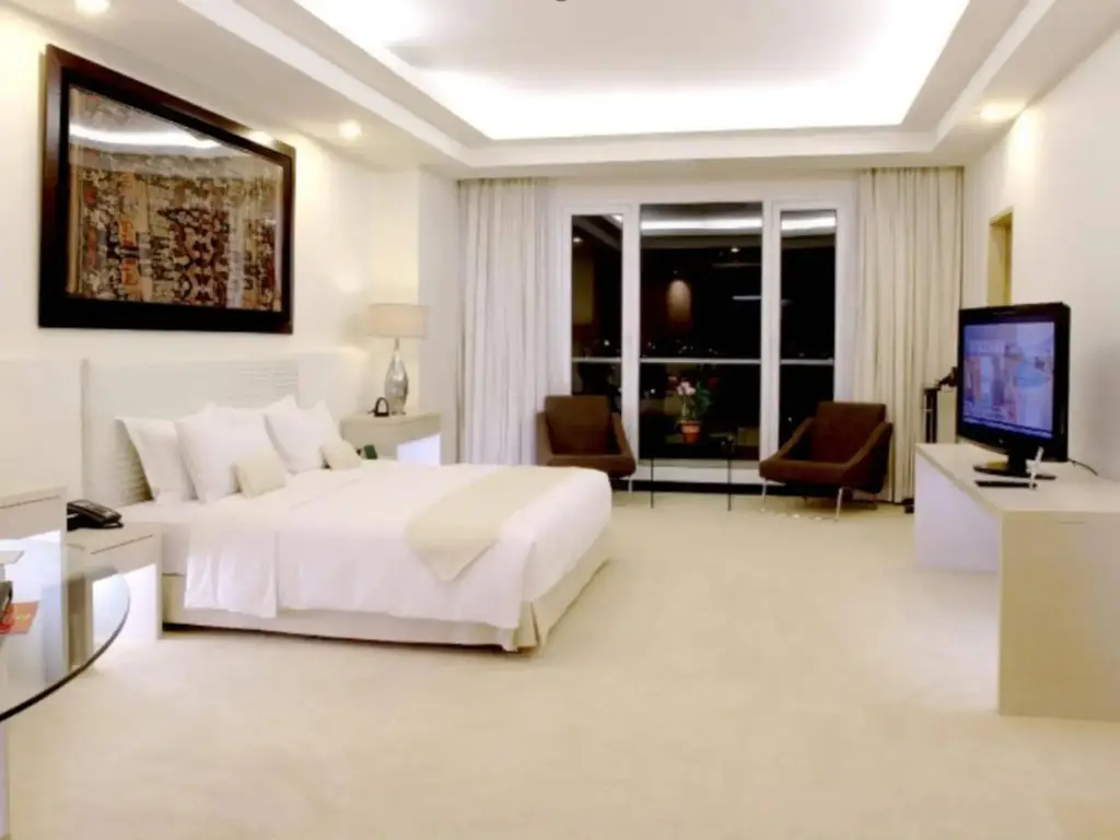 Манадо: Sintesa Peninsula Hotel Manado