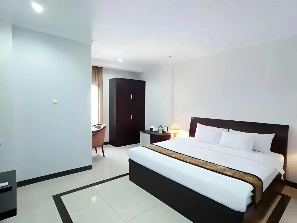 Тегал: Riez Palace Hotel