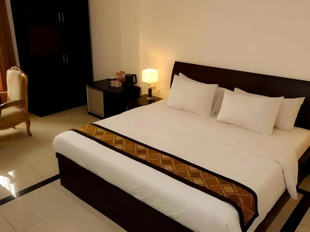 Тегал: Riez Palace Hotel