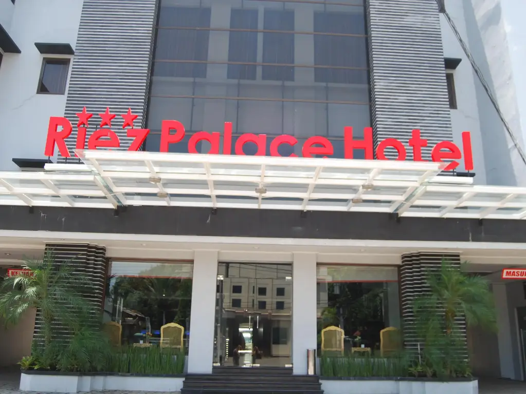 Тегал: Riez Palace Hotel