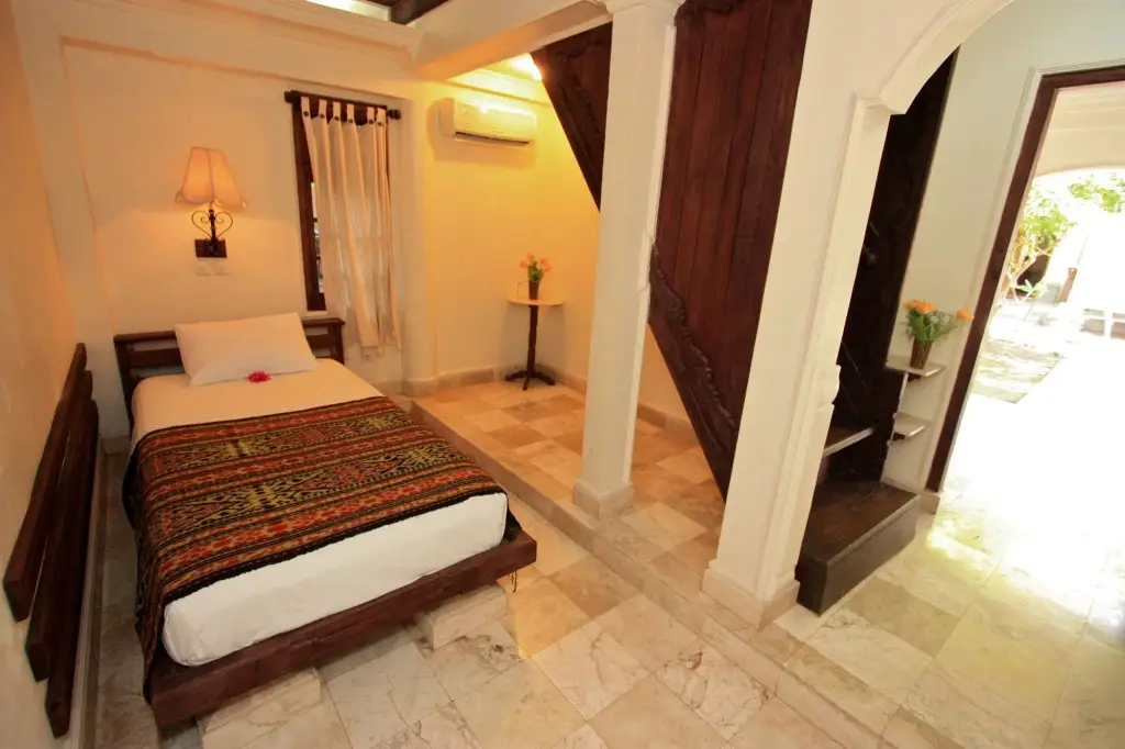 Гили Траванган: Martas Hotel
