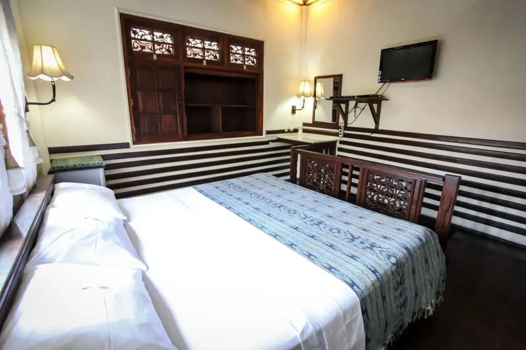 Гили Траванган: Martas Hotel