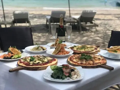 Scallywags Beach Club — фото 1