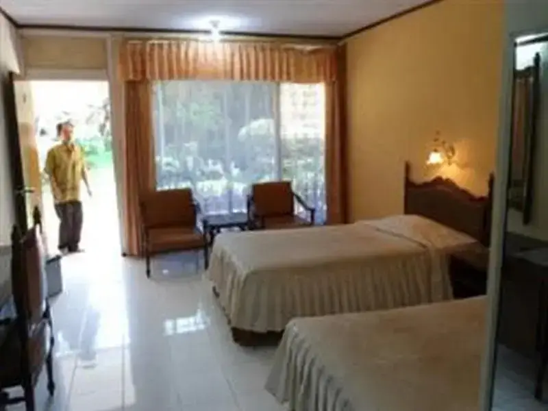 Джембер: Hotel Safari