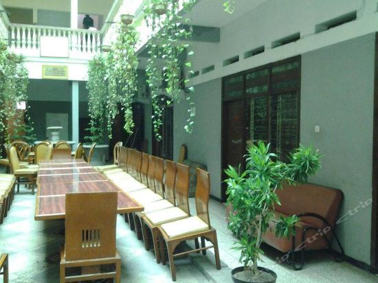 Сурабая: Front One Hotel Mesir Surabaya