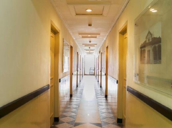 Сурабая: Front One Hotel Mesir Surabaya