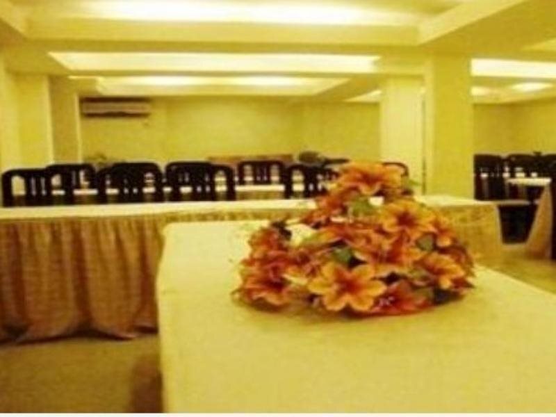 Паданг: Hotel Femina