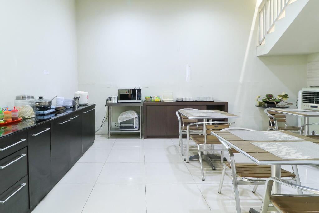 Сурабая: HOME Guesthouse