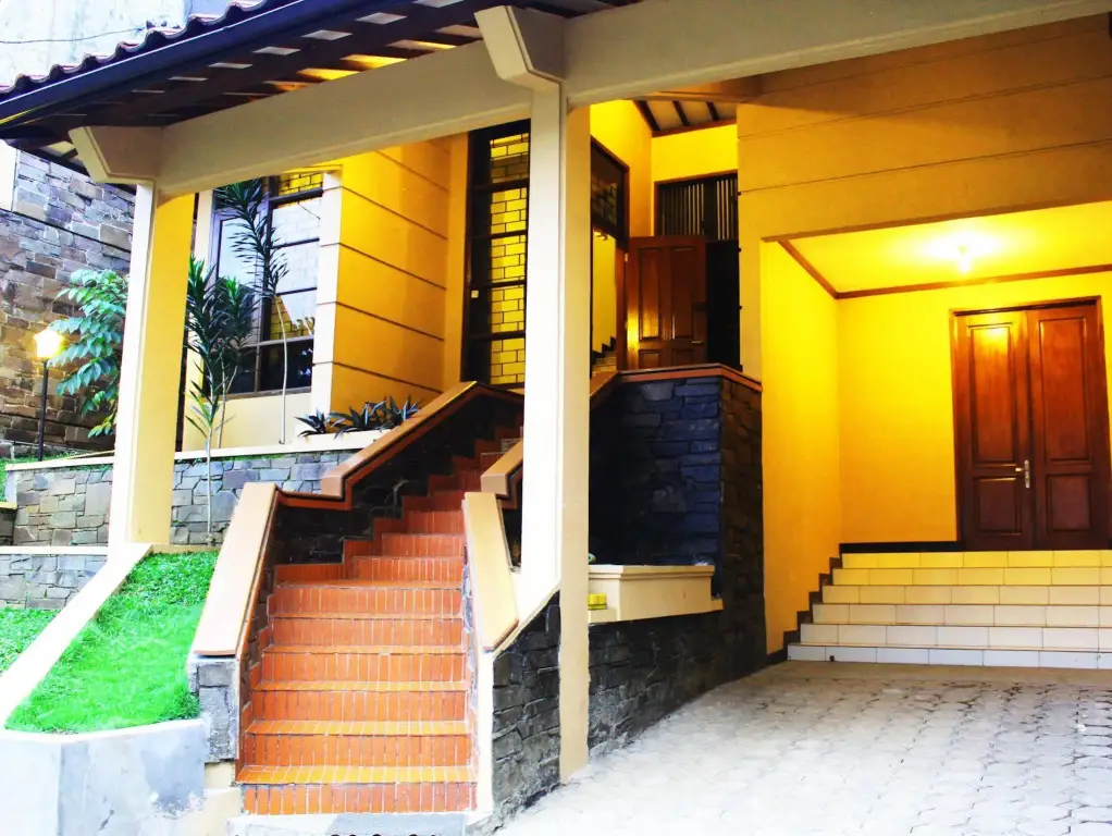 Бандунг: De Orange Pasteur Guest House by HouseinBandung