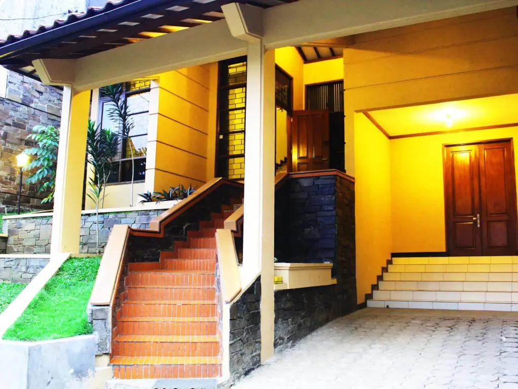 Бандунг: De Orange Pasteur Guest House by HouseinBandung