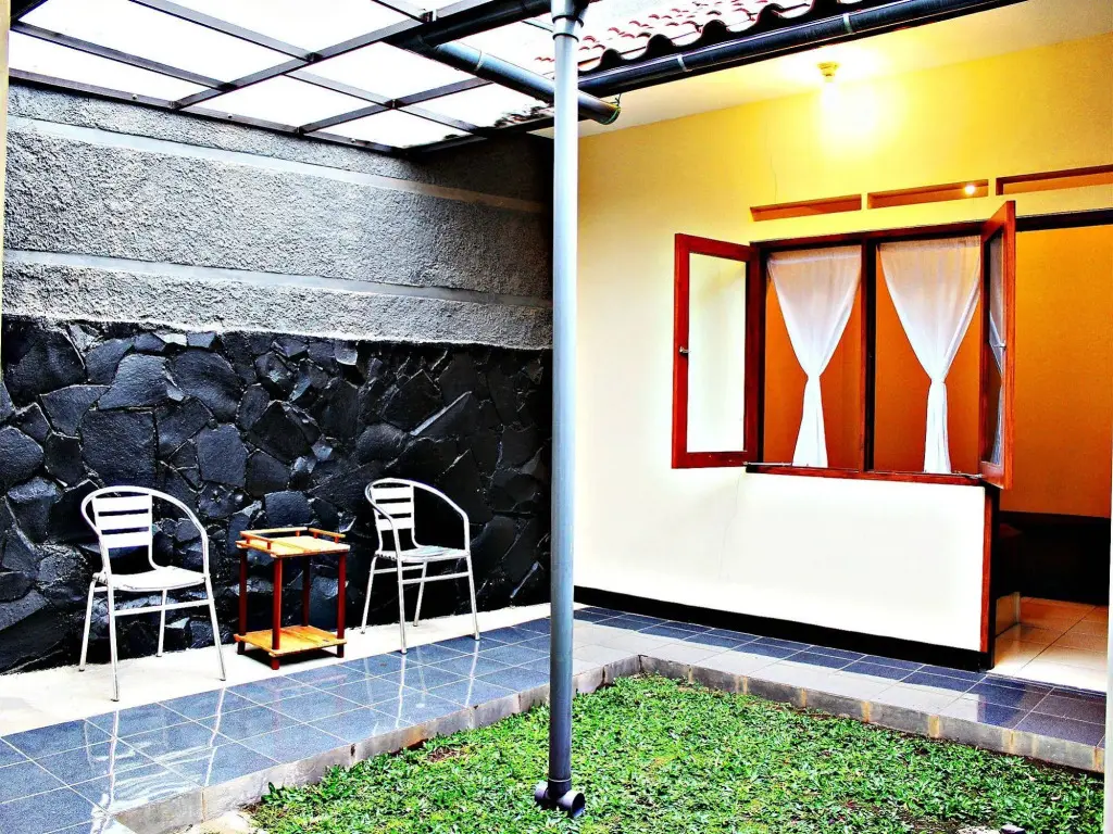 Бандунг: De Orange Pasteur Guest House by HouseinBandung