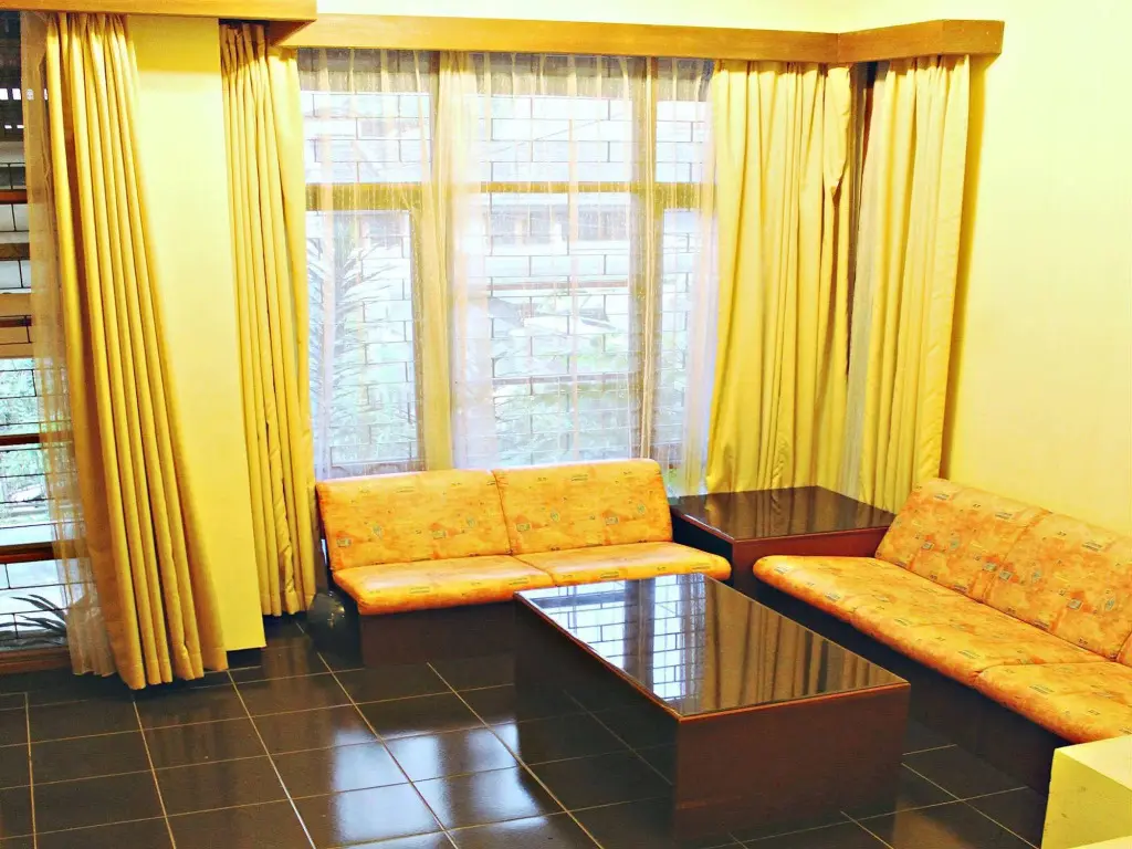 Бандунг: De Orange Pasteur Guest House by HouseinBandung