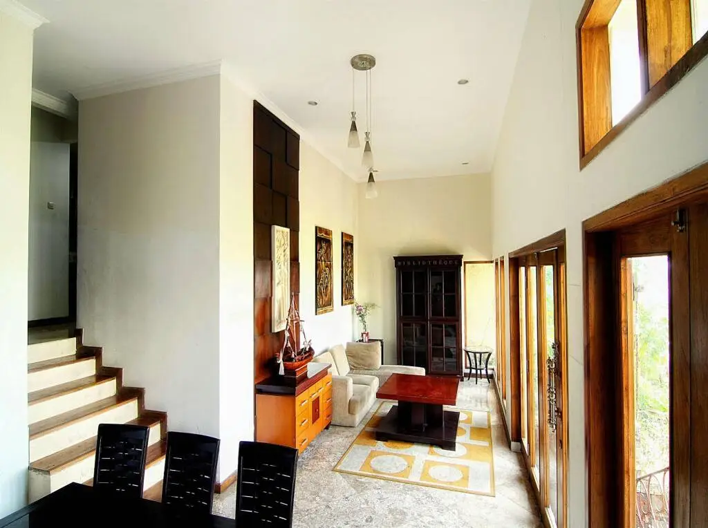 Бандунг: De Bukit Dago Villa by HouseinBandung