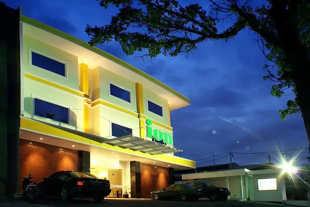 Паданг: Ion Hotel