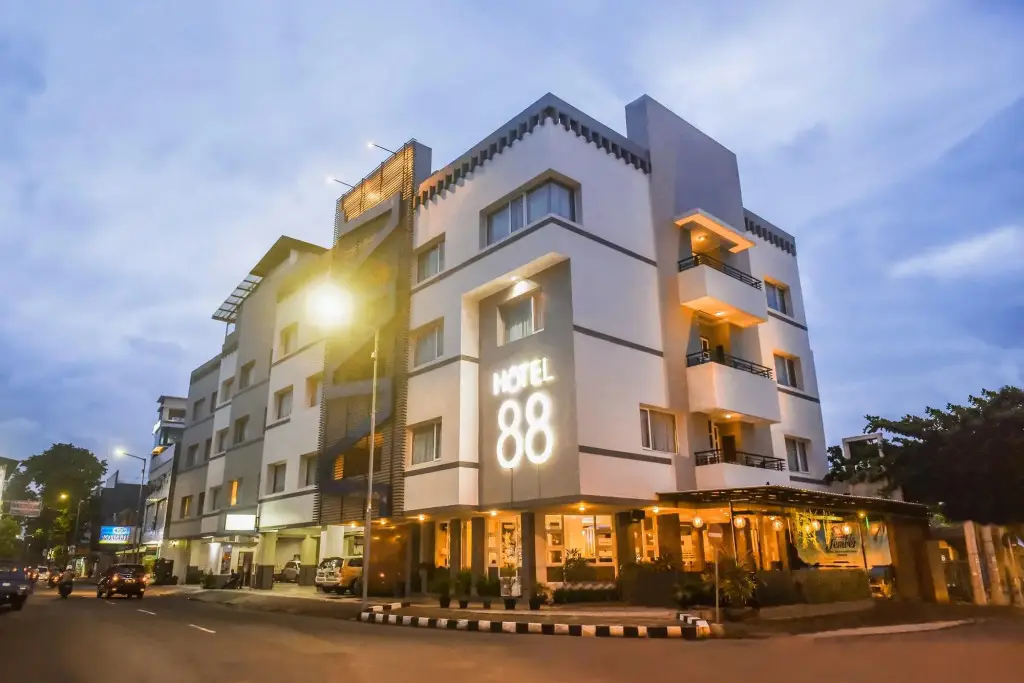 Джембер: Hotel 88 Diponegoro