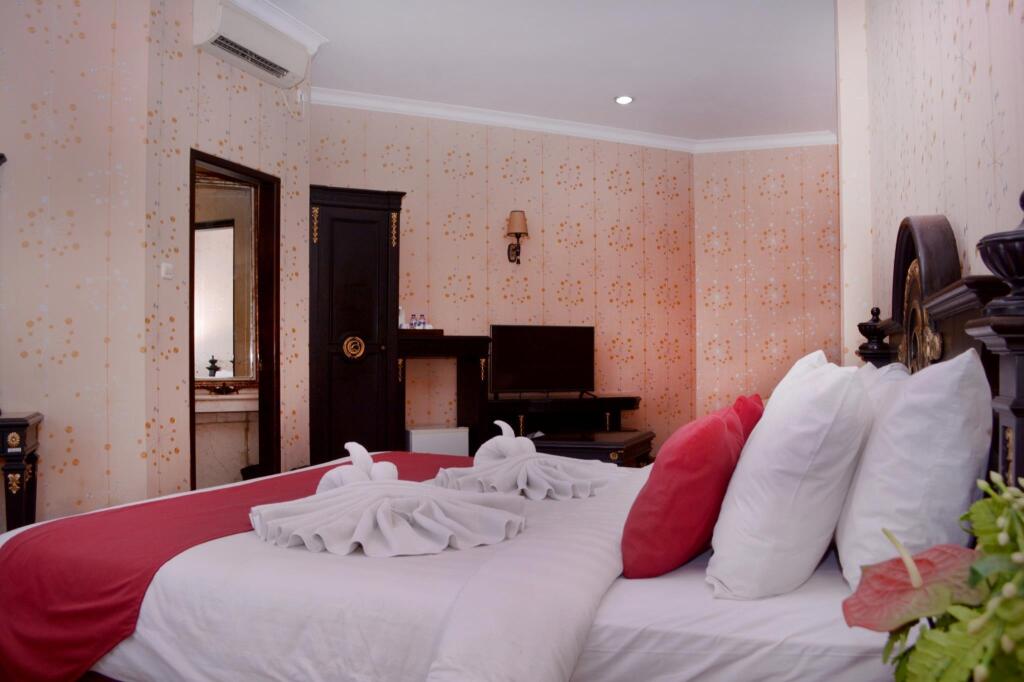 Сурабая: Quds Royal Hotel