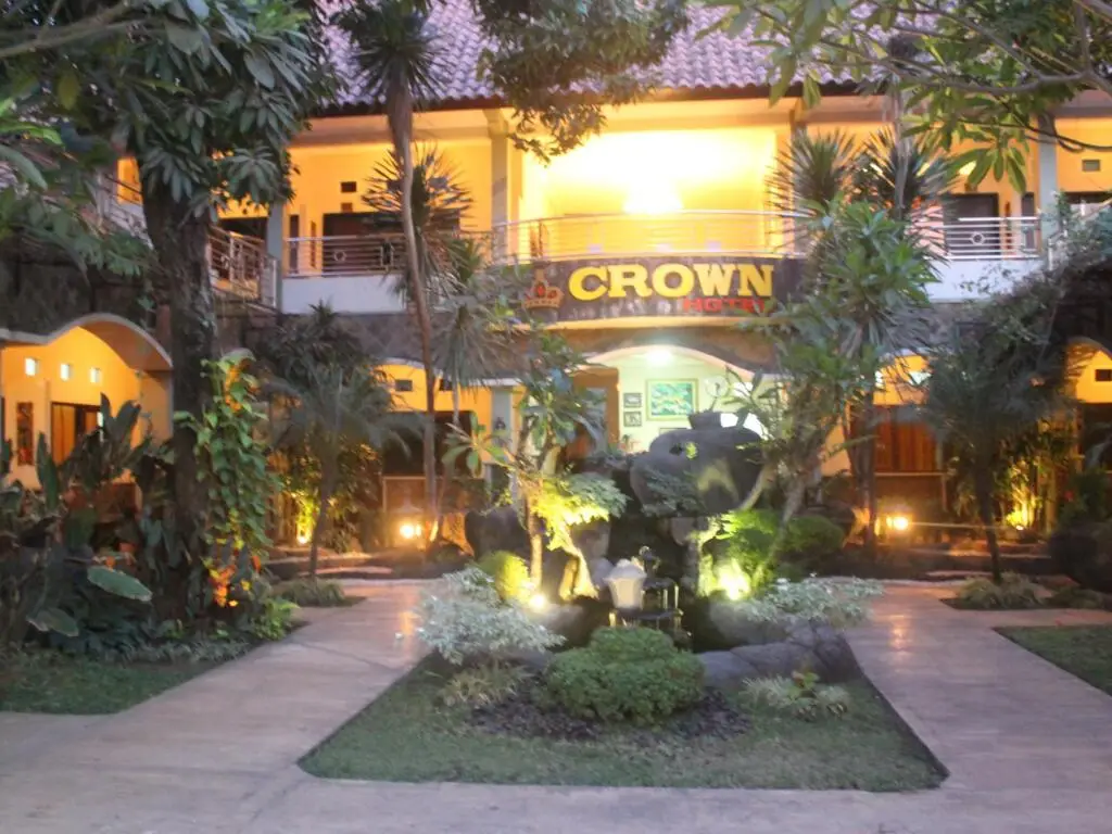 Crown Hotel — фото 1