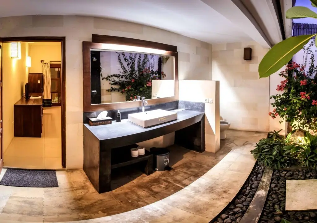 Гили Траванган: Tir Na Nog Hotel